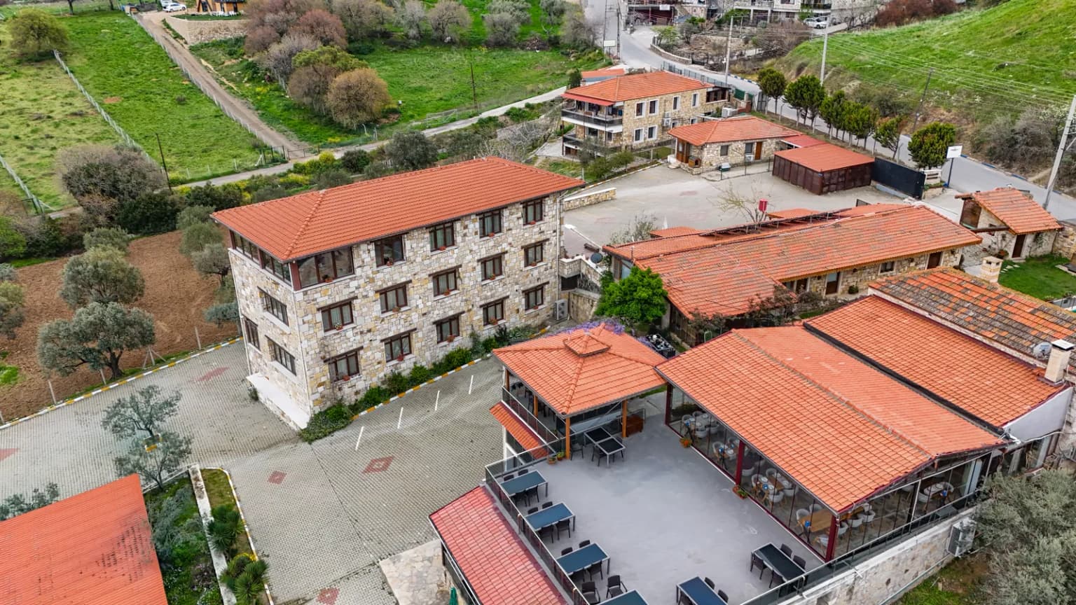 Kozbeyli Konağı'nın taş binası, terası ve otopark alanının drone ile çekilmiş görünümü