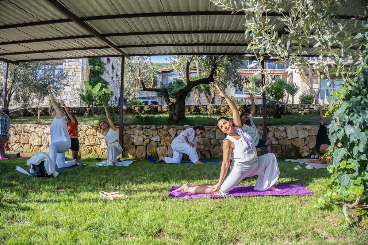 Tarihi taş avluda esneme ve odaklanma